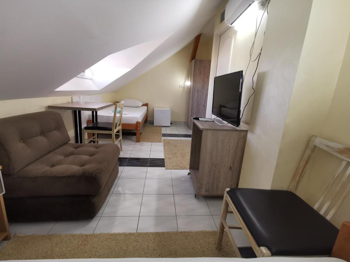 Hotel Marex Centar Jabuka Exteriér fotografie